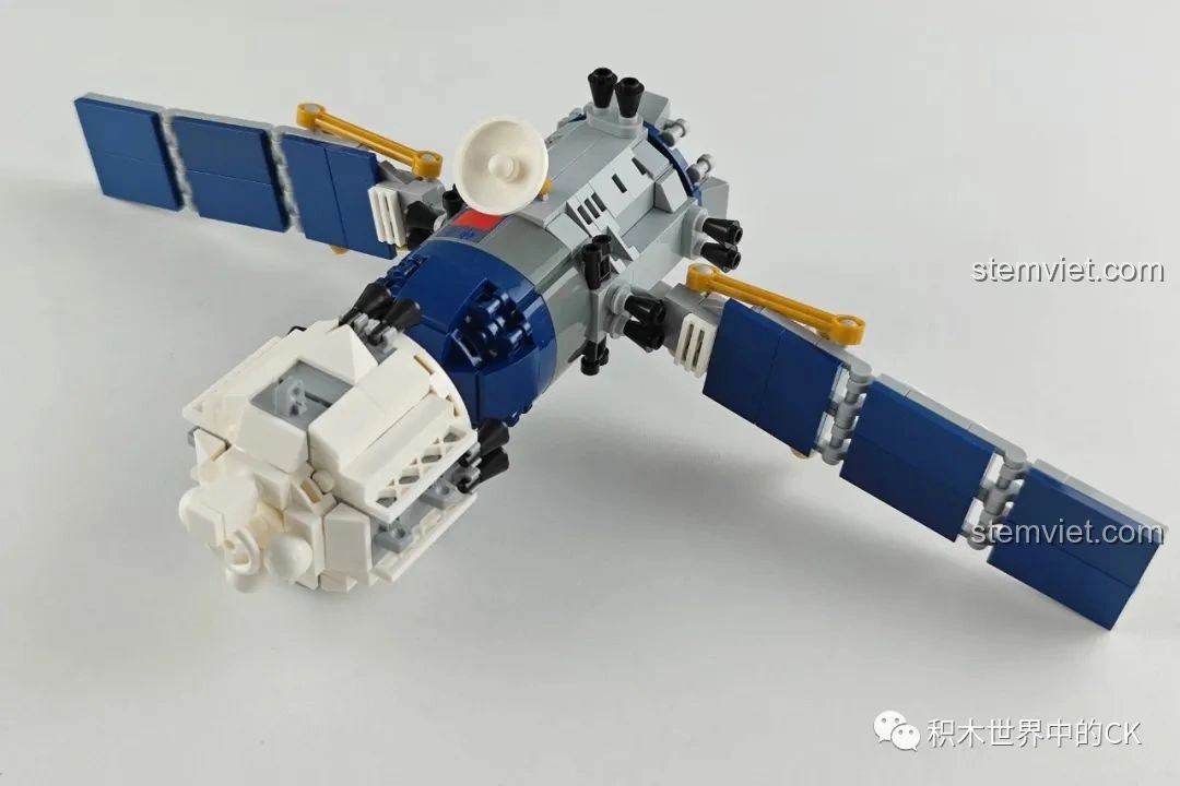 Mô hình tàu vũ trụ Thần Châu hoàn chỉnh từ bộ lắp ghép ZHEGAO QL0281, với các chi tiết sắc nét và màu sắc chân thực, sẵn sàng khám phá không gian.