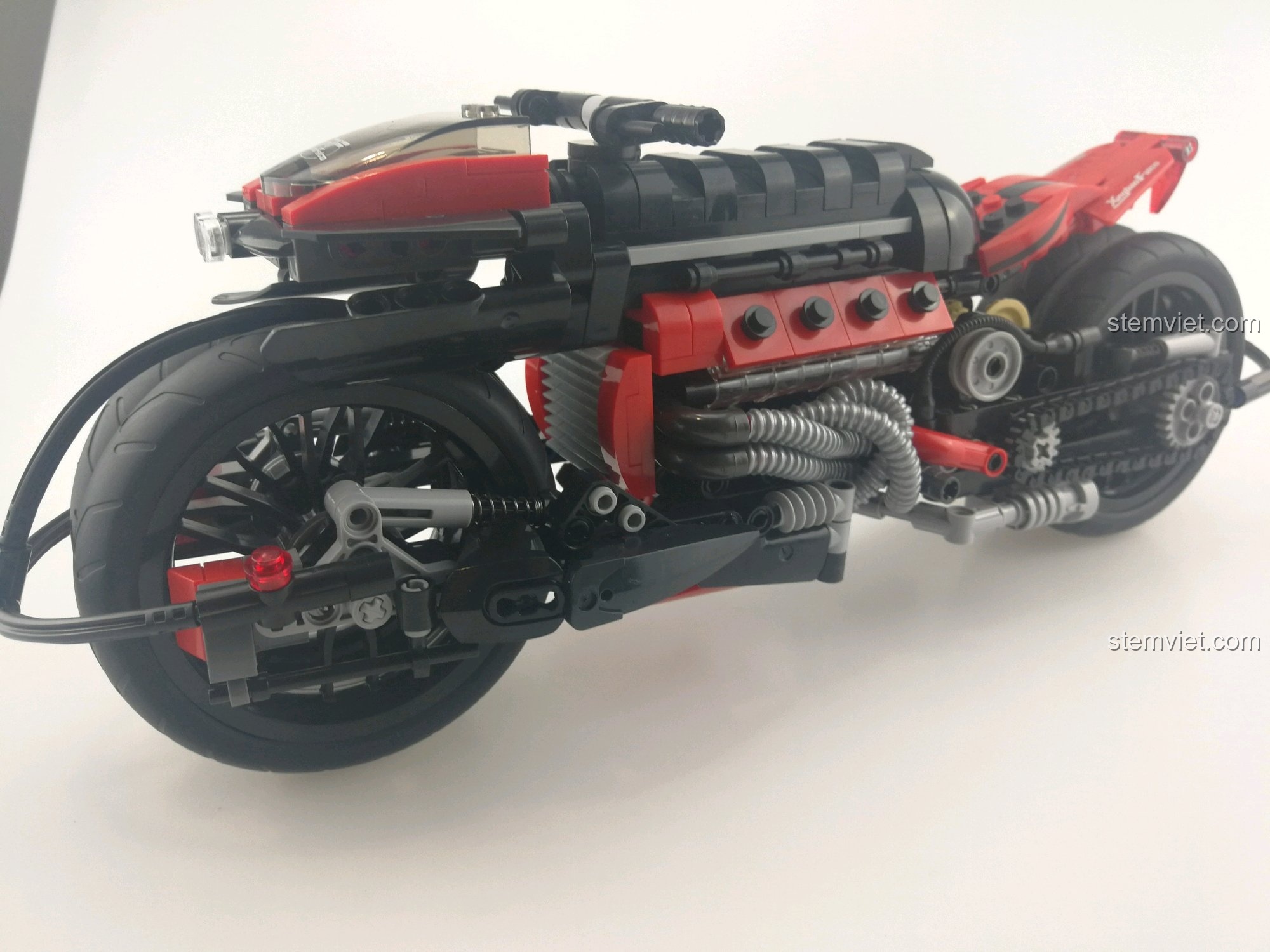 Mô hình Technic Lazareth LM847 XB03021 giá hời sau khi hoàn thành, nhìn từ bên hông.