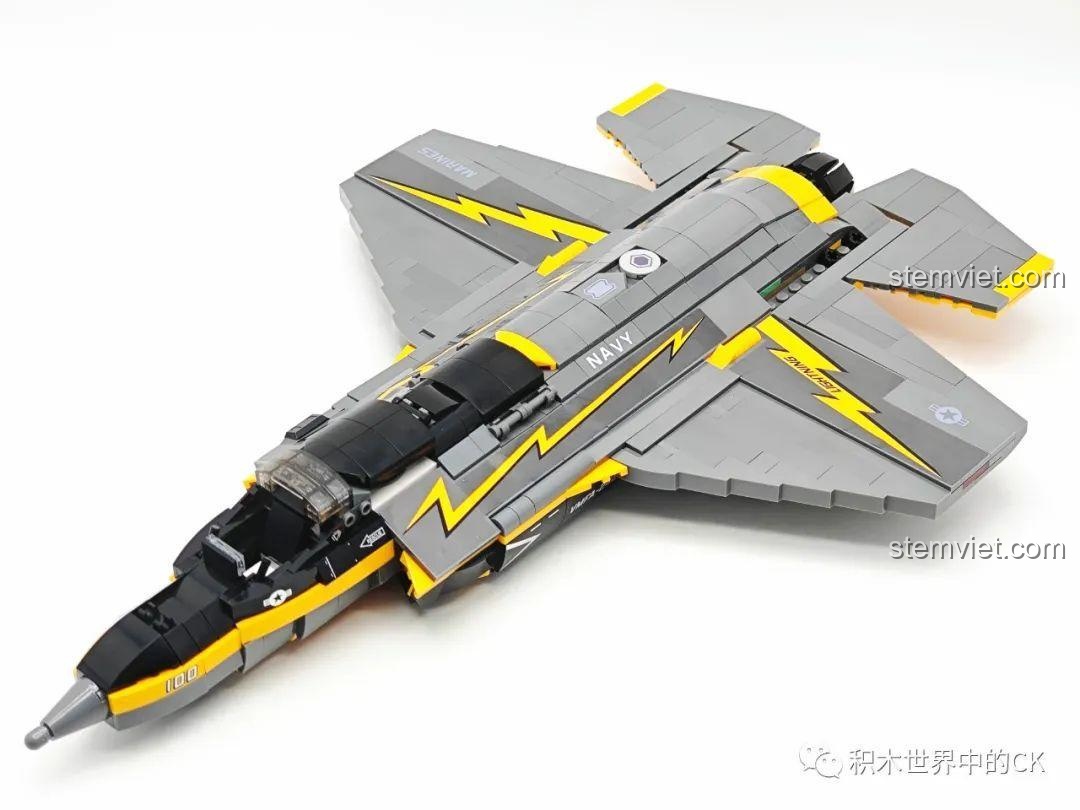 Mô hình đồ chơi lắp ghép Tiêm kích tàng hình F-35B đã hoàn thiện phần khung, cánh và đuôi, chuẩn bị trưng bày.