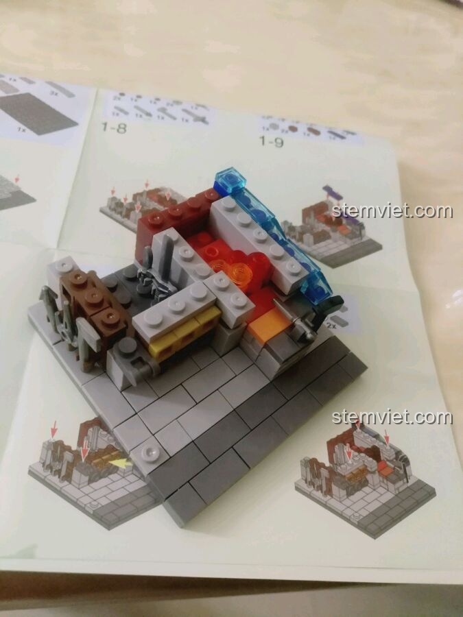 Mô hình Tiệm Rèn đang trong quá trình hoàn thiện, một phần của bộ xếp hình Quán Trọ XB-01101.
