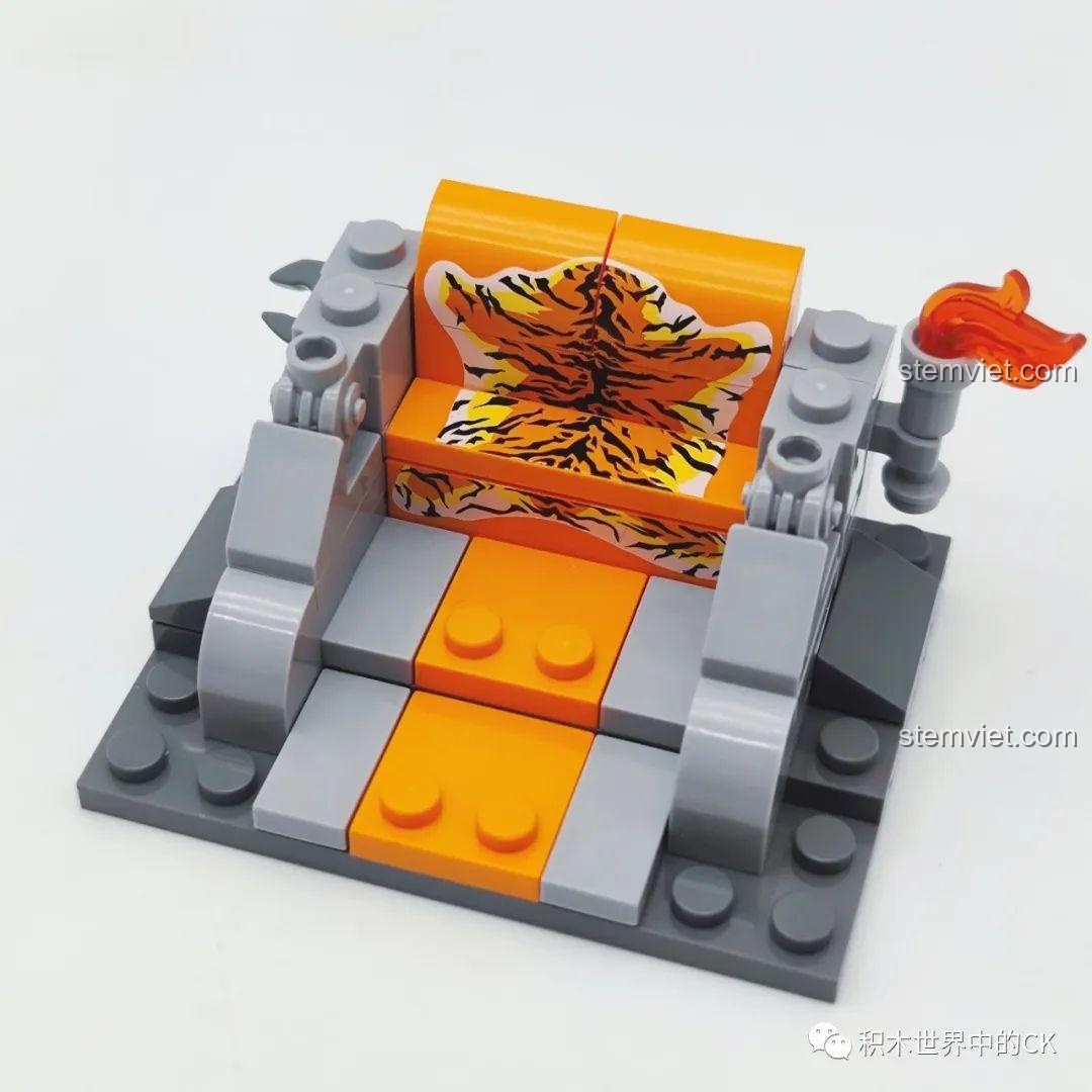 Mô hình Tôn Nhị Nương Decool 10806 hoàn chỉnh đứng trên đế trưng bày quán rượu Thập Tự Pha.