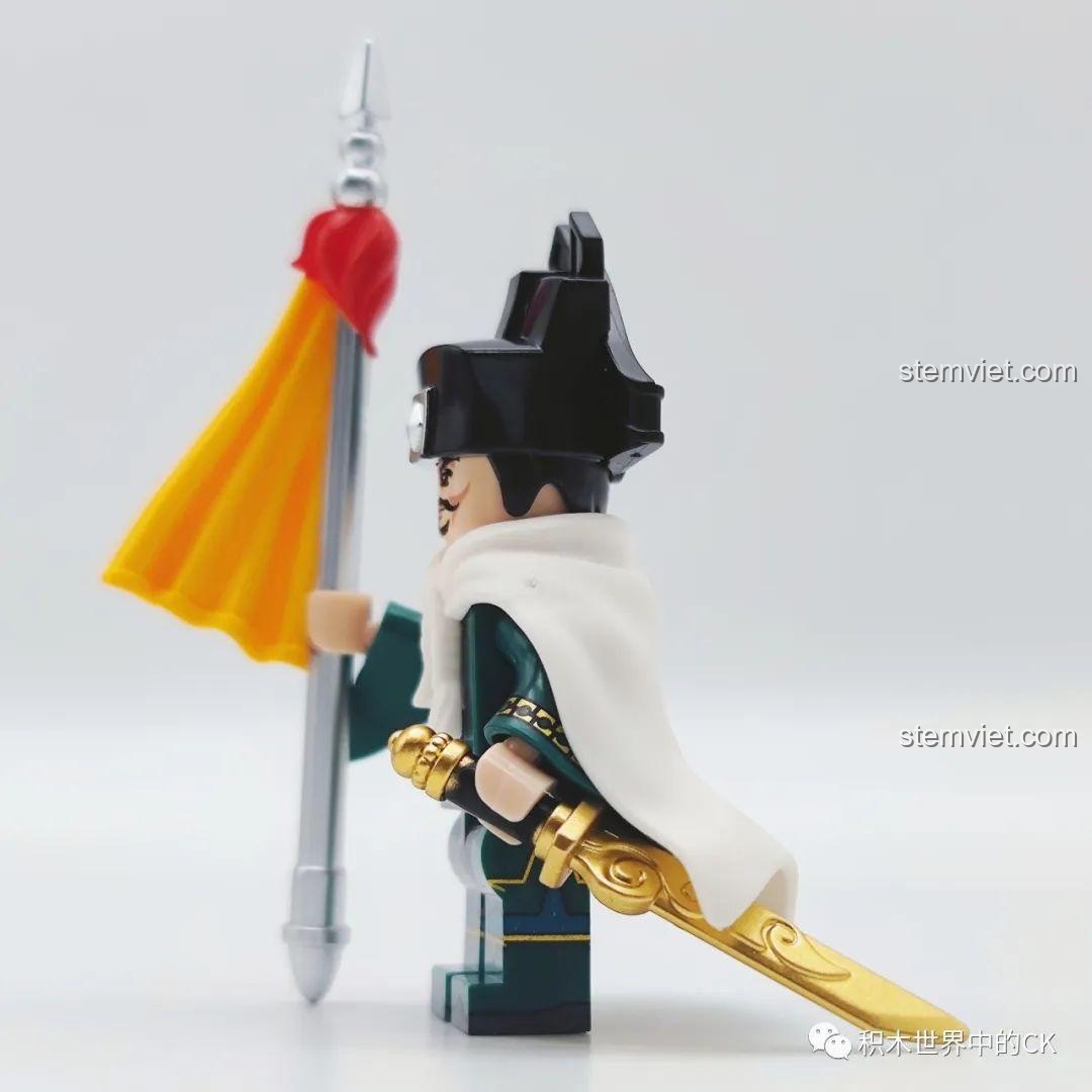 Góc nghiêng của minifigure Tôn Nhị Nương Decool 10806, thể hiện chi tiết vũ khí Liễu Diệp Đao và phi tiêu.