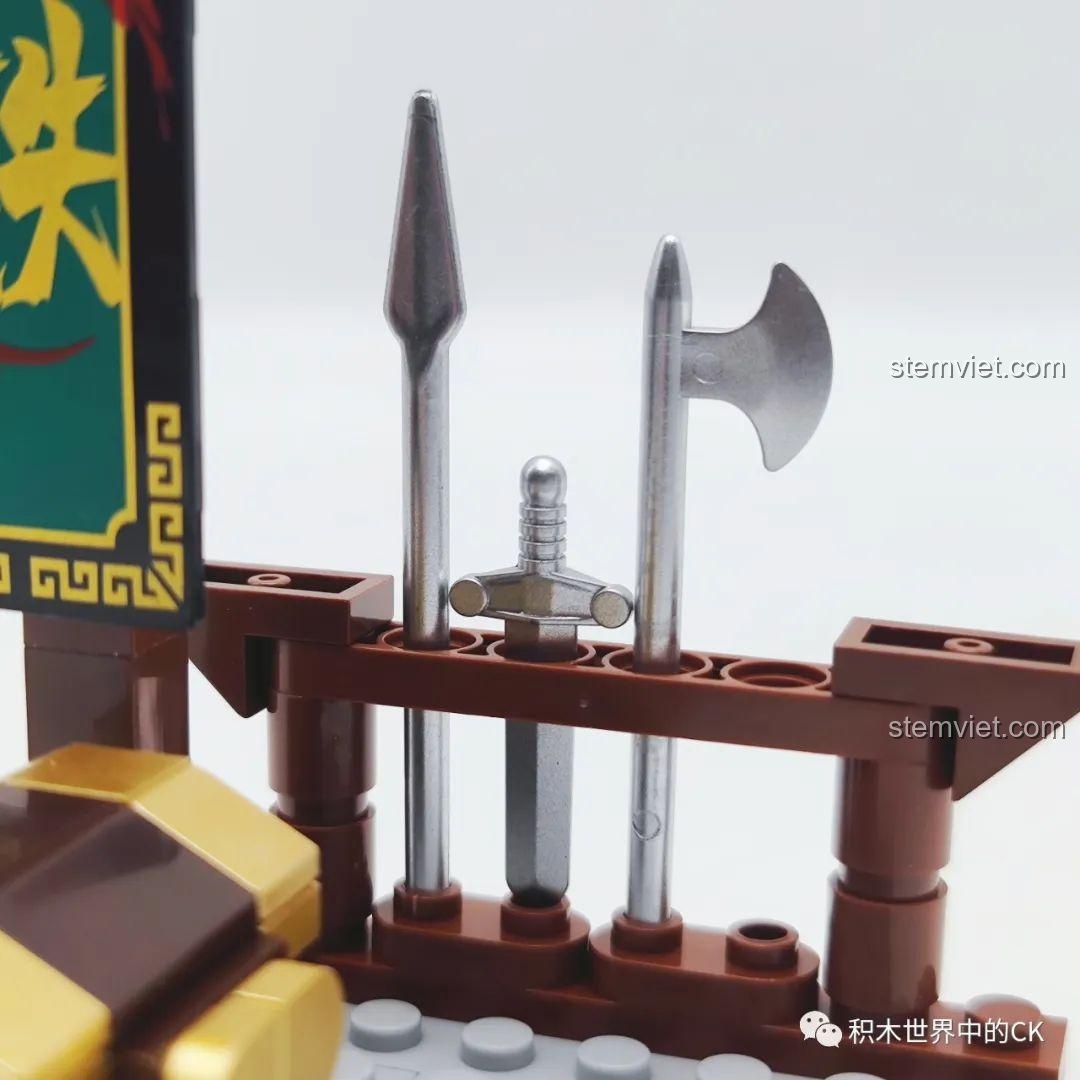 Cận cảnh khuôn mặt minifigure Tống Giang Decool 10805, biểu cảm trầm tư và chi tiết râu.