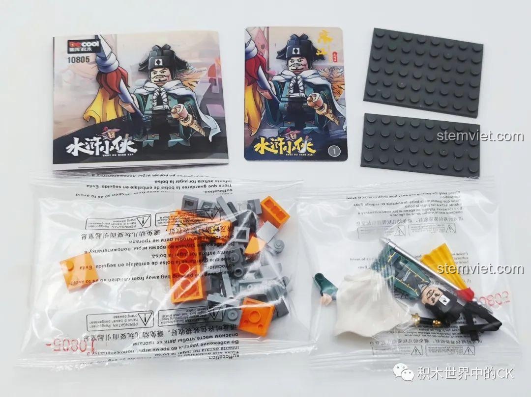 Mô hình Tống Giang Decool 10805 hoàn chỉnh đứng trên đế trưng bày ngai vàng bọc da hổ.