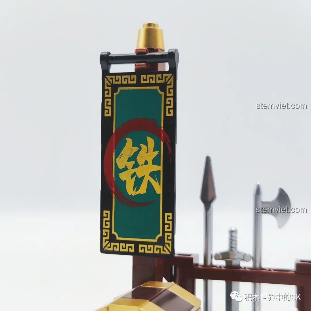 Góc nghiêng của minifigure Tống Giang Decool 10805, thể hiện chi tiết cờ hiệu và vũ khí Phách Đao.