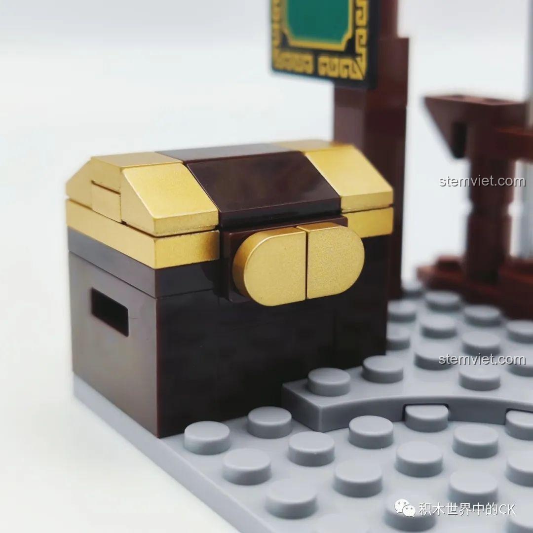 Mặt sau minifigure Tống Giang của bộ lắp ráp Decool 10805, chi tiết áo choàng trắng.