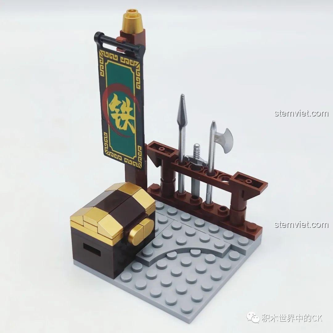 Minifigure Tống Giang Hô Bảo Nghĩa đã lắp ráp hoàn chỉnh từ bộ đồ chơi Decool 10805, với mũ quan, áo choàng và cờ hiệu.