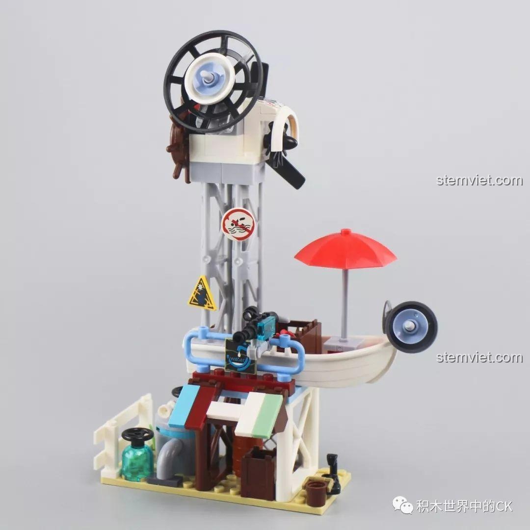 Mô hình Trạm Bơm Nước Hậu Tận Thế đã lắp ráp xong, nhìn từ góc chính diện, chưa có minifigure.