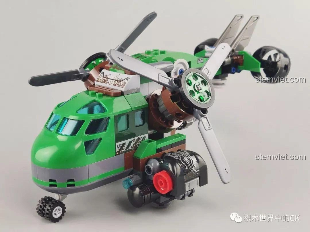 Mô hình trực thăng Winner 5101 Trực thăng Đại bàng Xanh đã lắp ráp xong, nhìn từ góc phía trước bên phải.