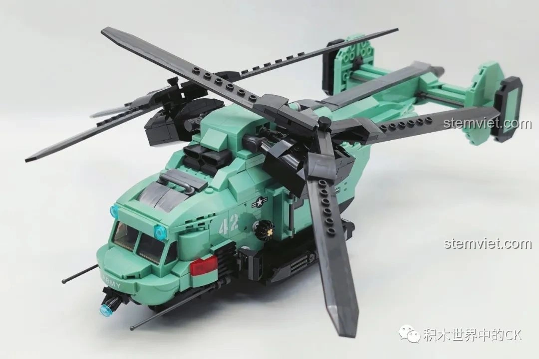 Mô hình trực thăng hai cánh quạt JIESTAR 58008 gần hoàn chỉnh, với các cánh quạt lớn đã được gắn vào thân.