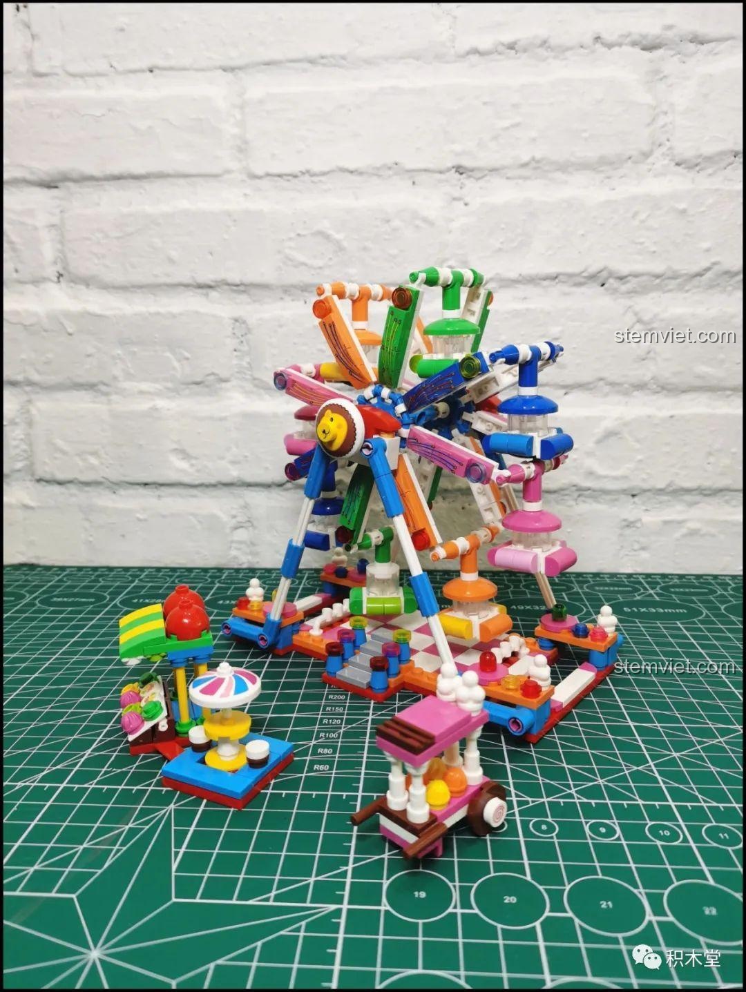 Góc nhìn toàn cảnh mô hình Vòng Quay Ferris Wheel Yunri 66111 đã hoàn thiện, thể hiện sự mượt mà khi xoay.