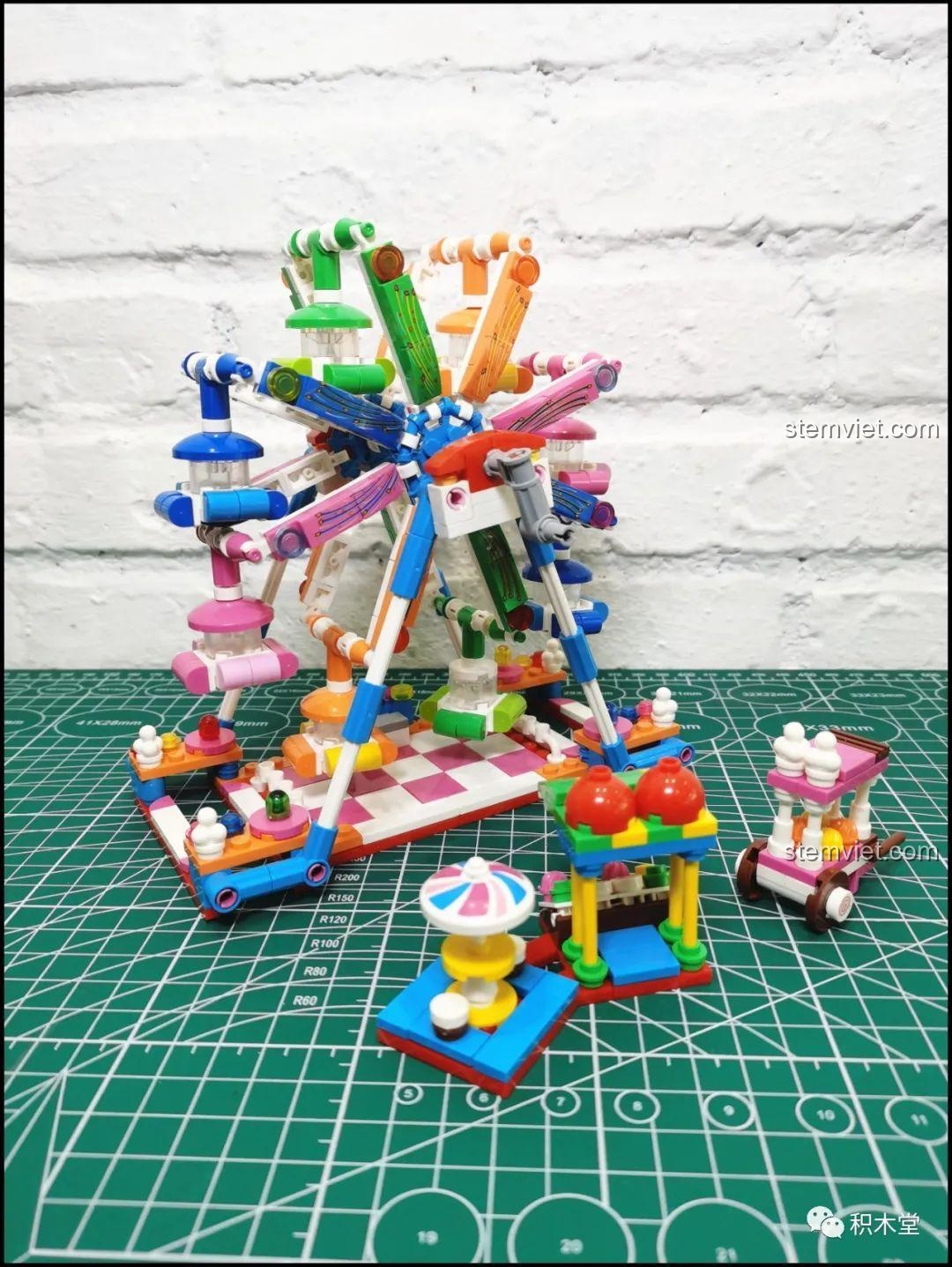 Mô hình Vòng Quay Ferris Wheel Yunri 66111 được trưng bày cùng các bộ đồ chơi công viên giải trí khác, tạo nên một khu vui chơi hoàn chỉnh.