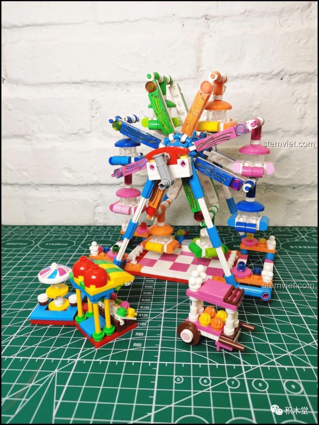 Toàn cảnh khu vui chơi mini với mô hình Vòng Quay Ferris Wheel Yunri 66111 và các công trình khác, thể hiện khả năng kết hợp.