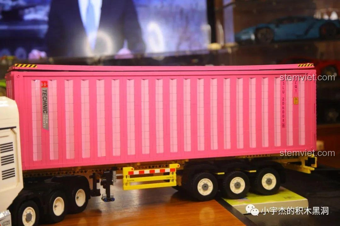 Mô hình xe bán tải địa hình, thể hiện sự đa dạng của các bộ đồ chơi lắp ráp tương thích với Thùng Container Hồng YC-QC013.