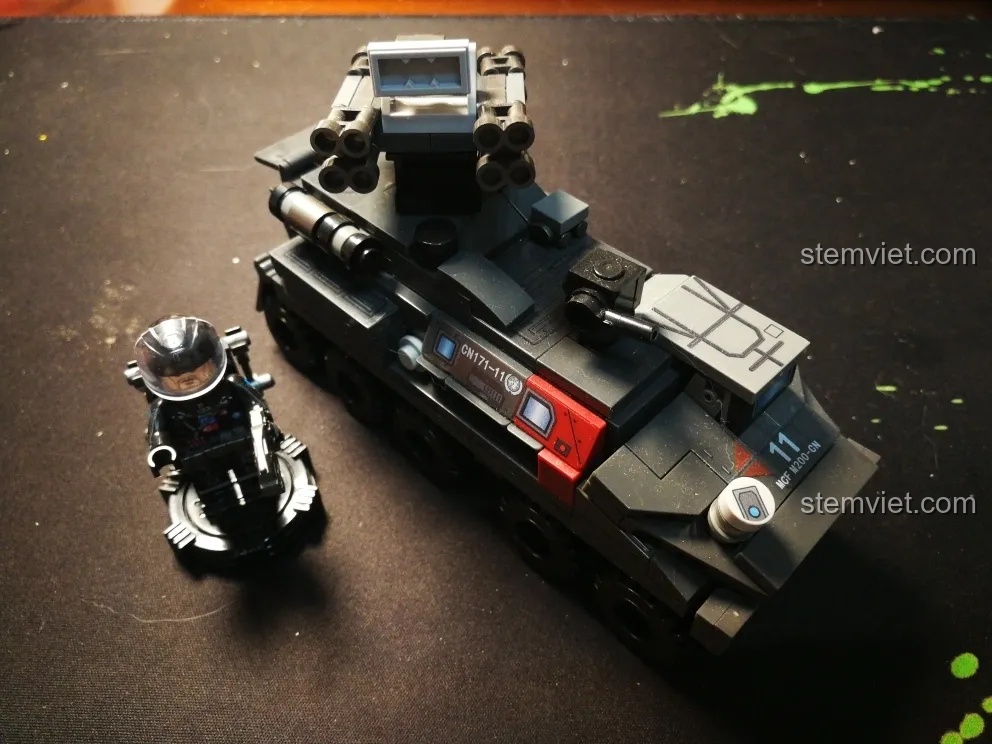 Mô hình xe binh chủng The Wandering Earth sau khi lắp ráp xong, bên cạnh là minifigure phi hành gia.