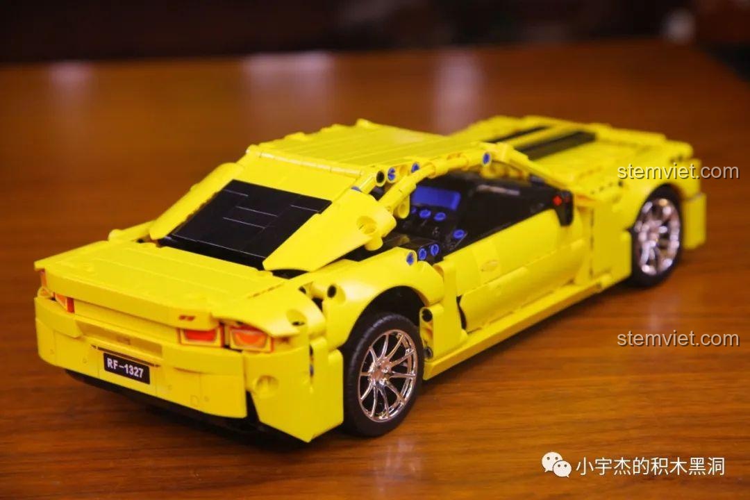 Mô hình xe Camaro vàng SY 8617 hoàn thiện, góc nghiêng khoe vẻ đẹp thiết kế.