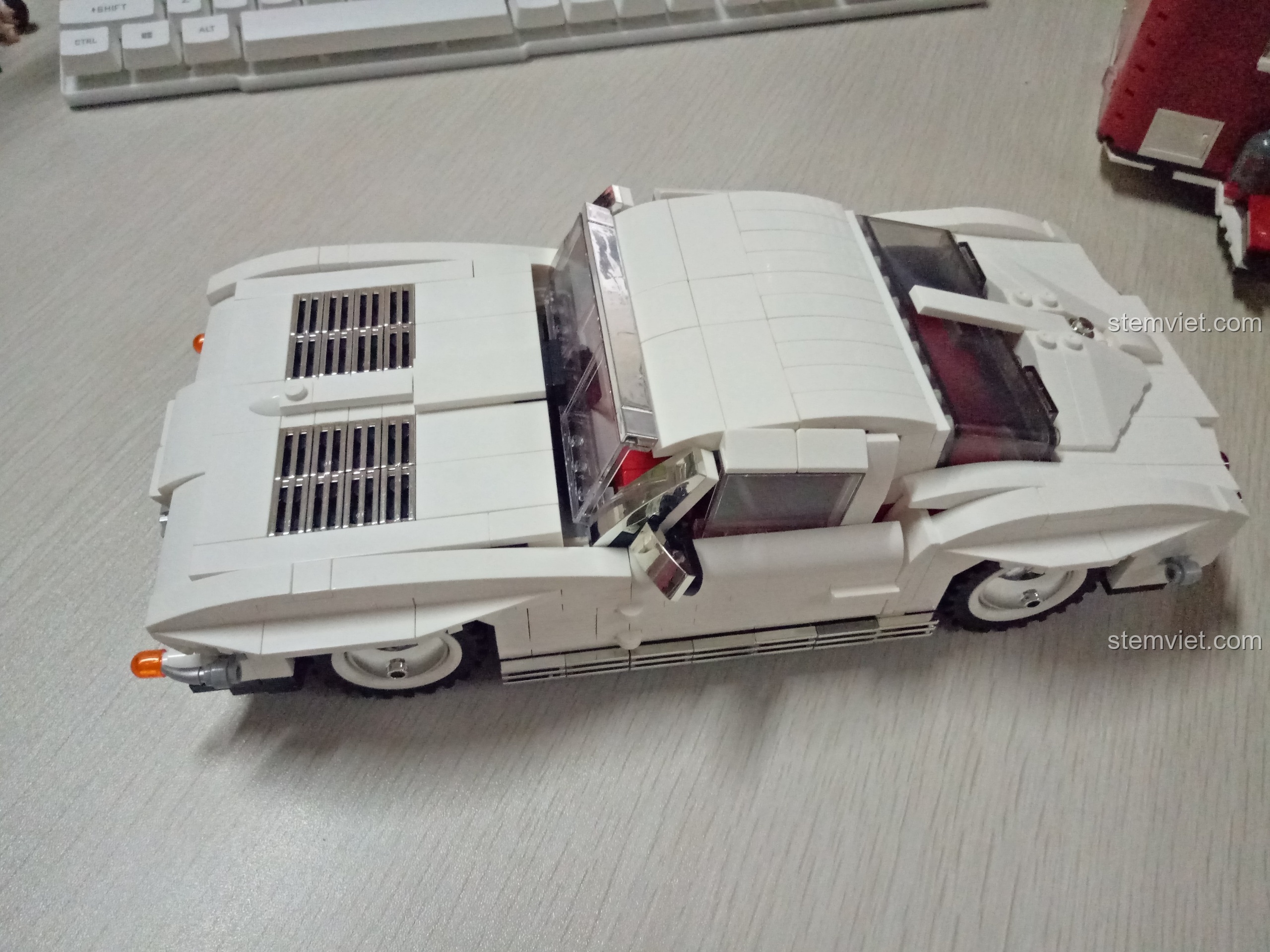 Mô hình Xe Cổ Điển XB-08003 đã hoàn thành với thiết kế màu trắng thanh lịch và chi tiết tinh xảo.