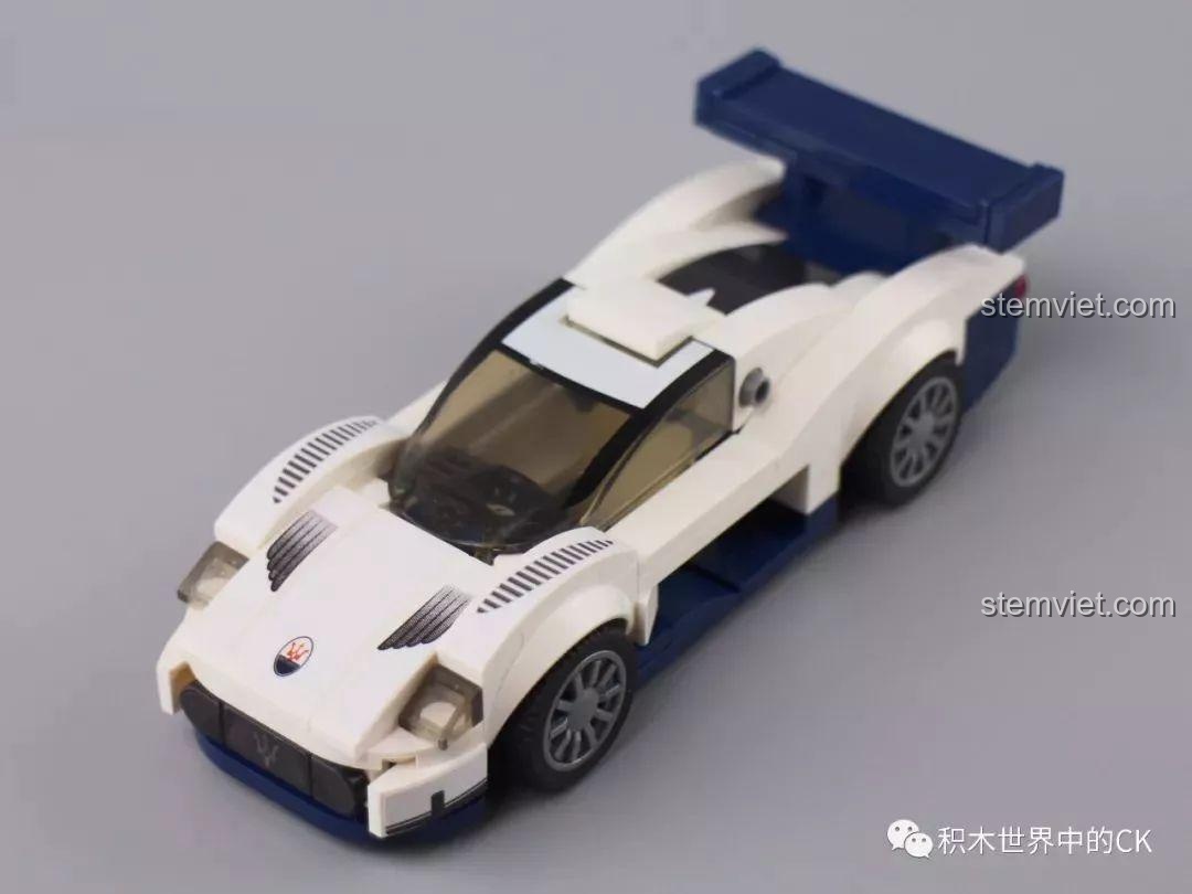 Toàn cảnh mô hình Xe đua Maserati MC12 Sembo Block 607025 sau khi lắp ráp hoàn chỉnh, màu trắng xanh nổi bật.