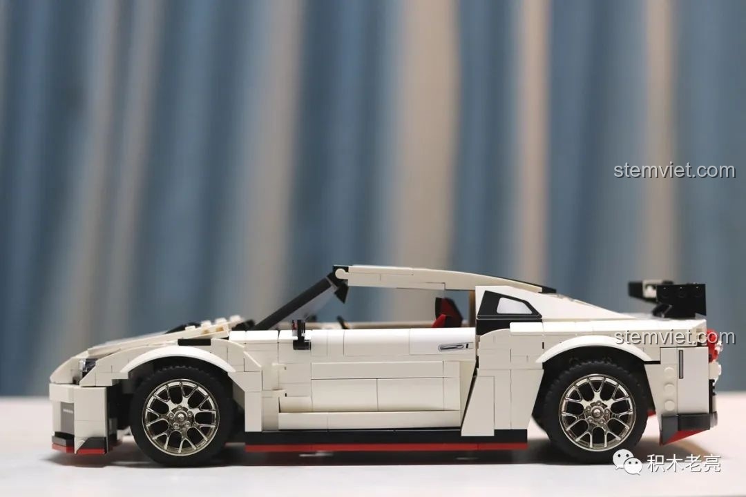 Mô hình xe đua Nissan GTR R35 lắp ráp Double Eagle 61020 màu trắng, góc nhìn ngang bên phải, chi tiết sắc nét.