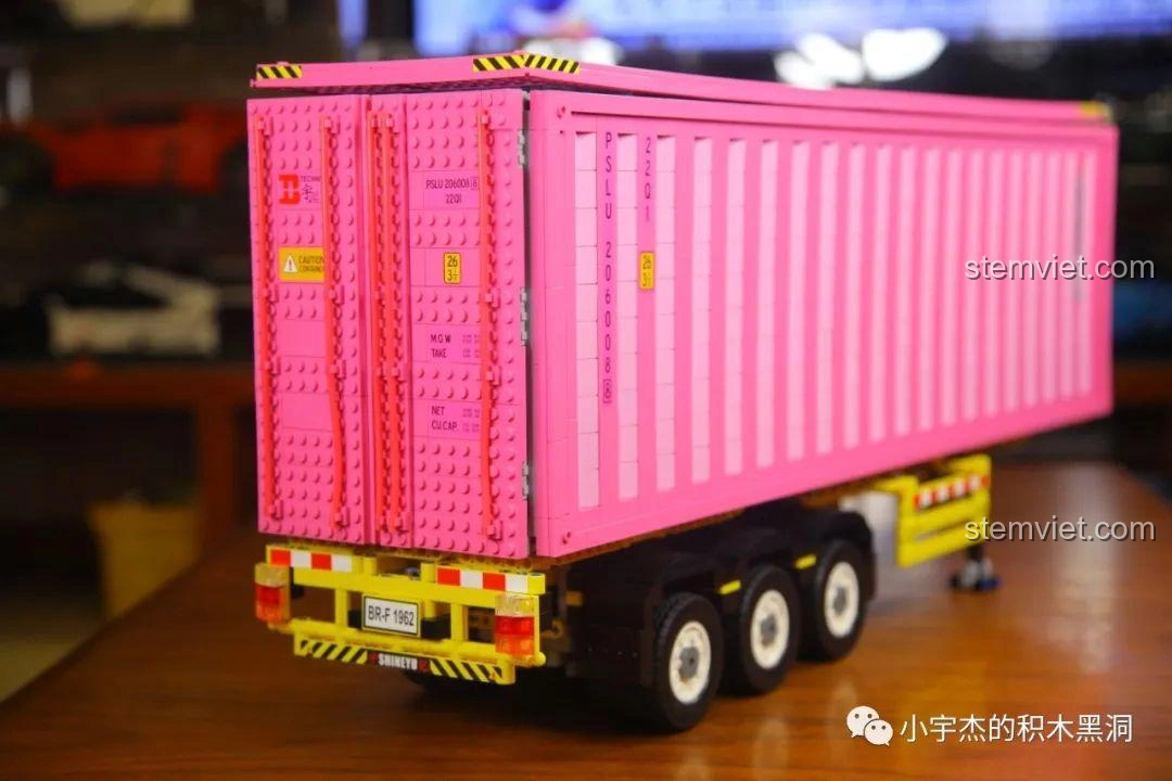 Mô hình xe đua Porsche 911 Turbo, một ví dụ về các mô hình khác có thể trưng bày cùng bộ đồ chơi lắp ráp Thùng Container Hồng YC-QC013.