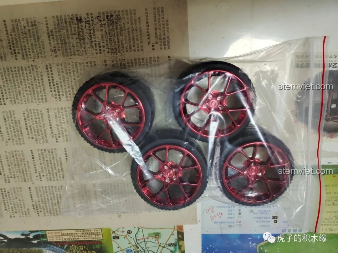 Cận cảnh bộ bốn bánh xe của mô hình Ford Mustang Hoonicorn V2 13108 với vành xe màu đỏ mạ crôm nổi bật.