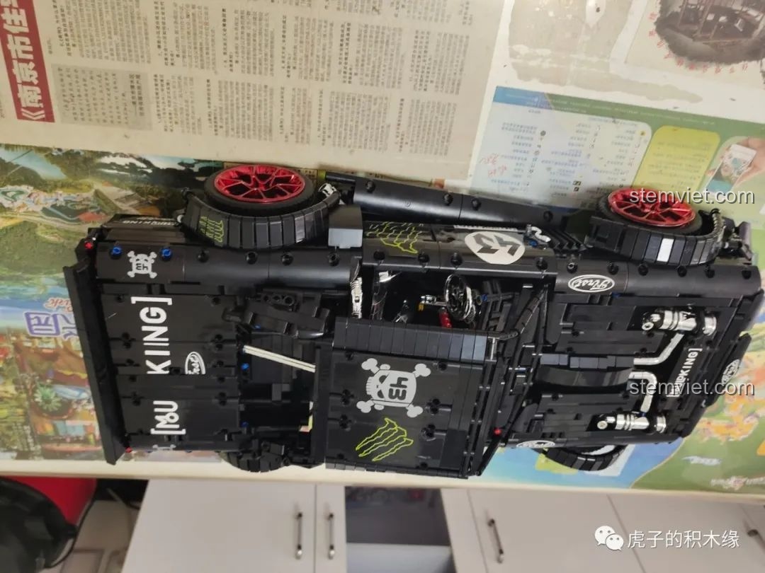 Mô hình Mould King 13108 Ford Mustang Hoonicorn V2 hoàn thiện nhìn từ phía trên, khoe trọn bộ khung gầm chắc chắn.