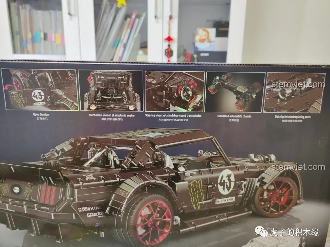 Cận cảnh các tính năng nổi bật của mô hình xe Ford Mustang Hoonicorn V2 13108 được in trên vỏ hộp.