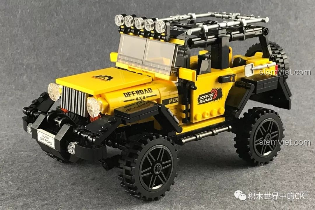 Mô hình xe Jeep địa hình 3024 gần hoàn thiện sau khi lắp xong các chi tiết từ túi số 3, xe đã có bánh và khung.