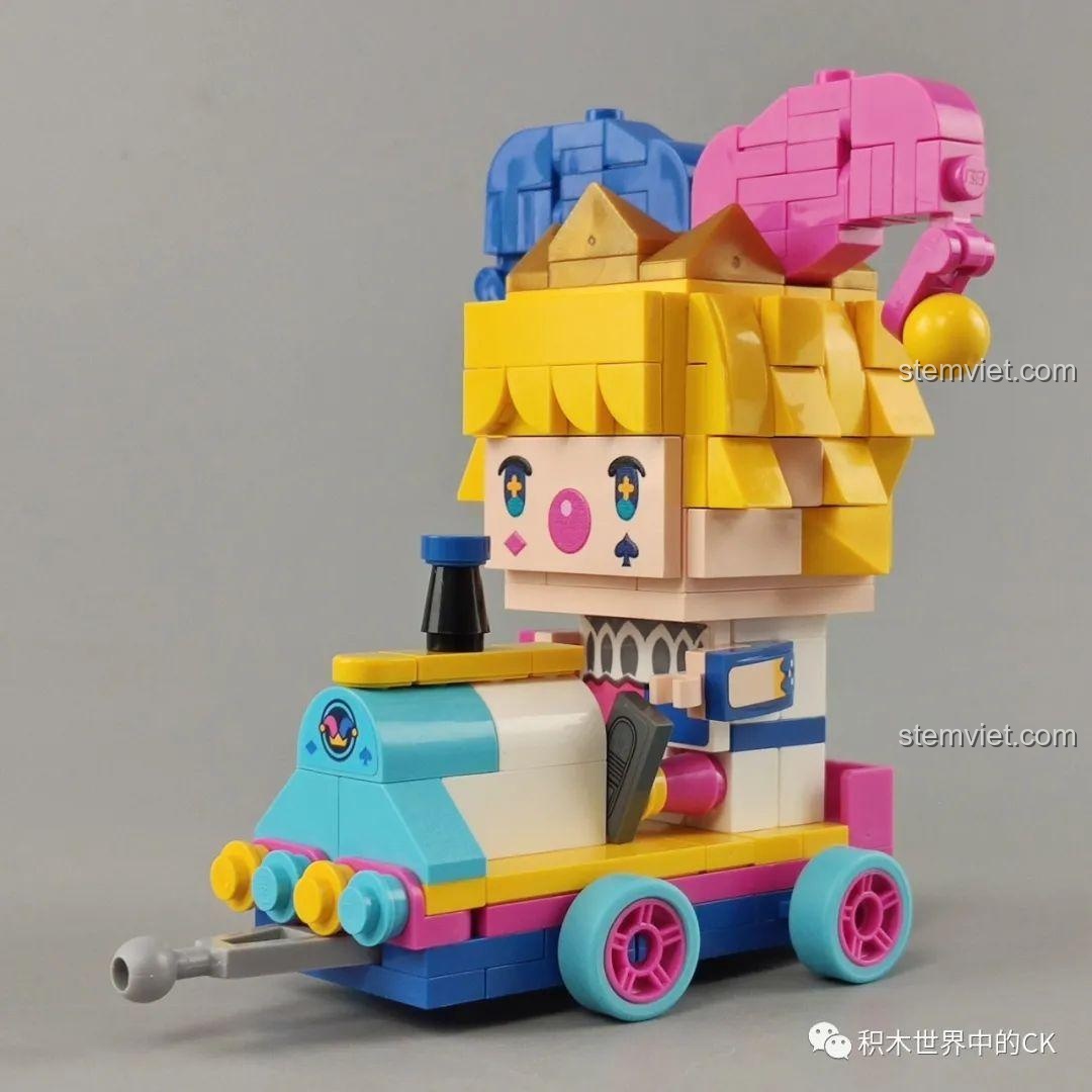 Mô hình Xe lửa của Jorker hoàn thiện từ bộ đồ chơi Hộp mù nhân vật Mini World QMAN, nhìn từ góc nghiêng.