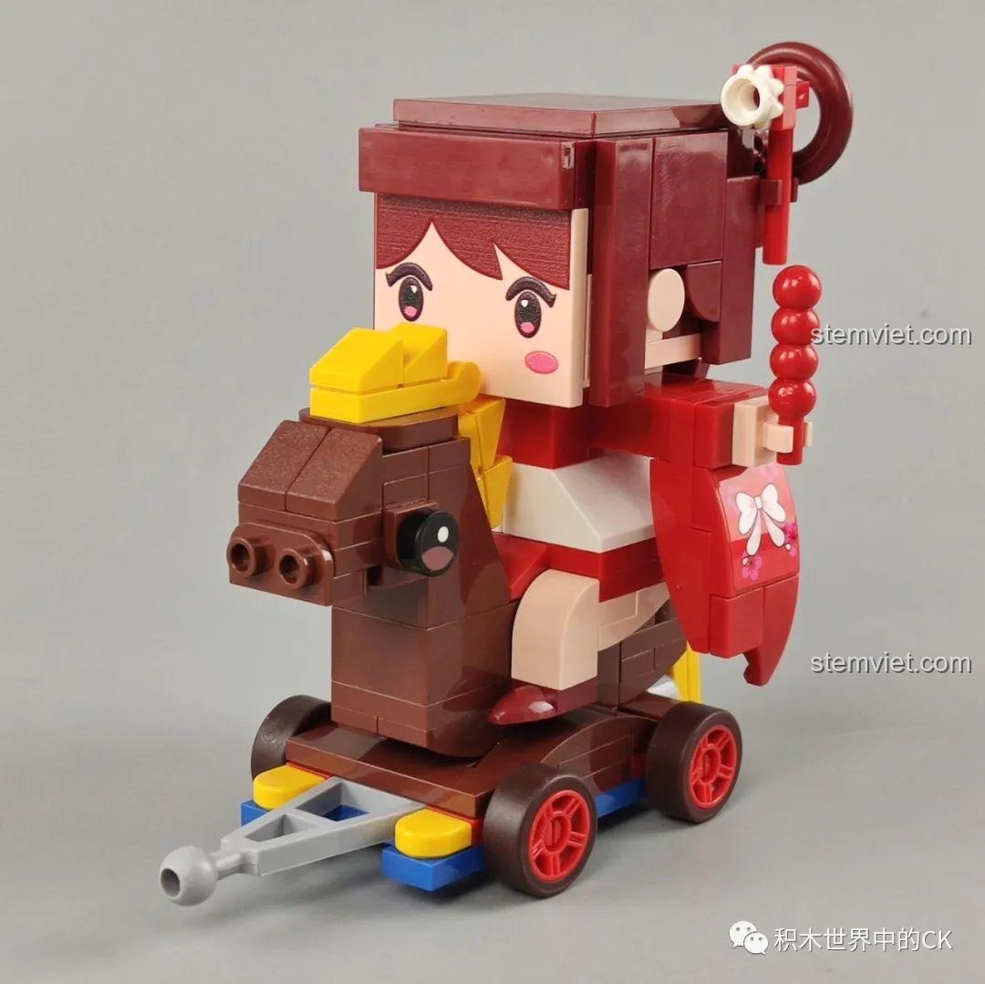 Mô hình Xe ngựa gỗ của Hua Xiaolou hoàn thiện, một thiết kế độc đáo trong bộ đồ chơi Hộp mù nhân vật Mini World.