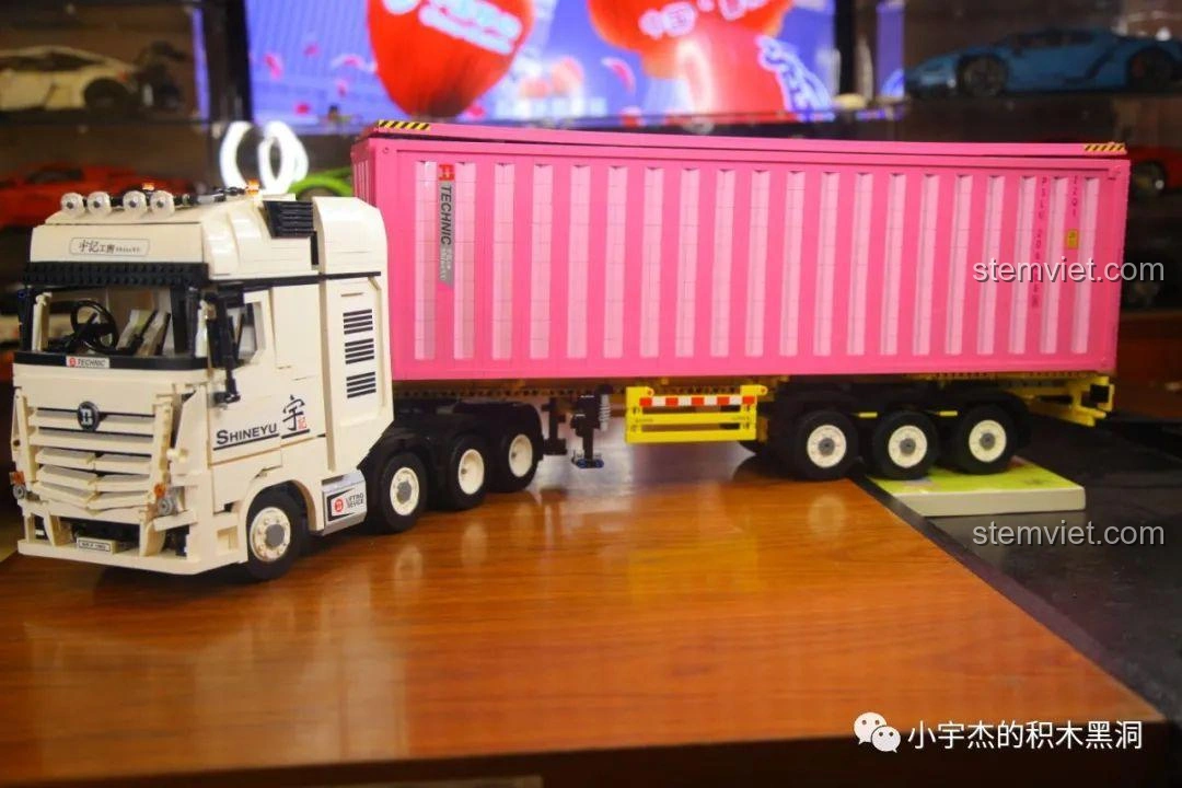 Mô hình xe tải cẩu, một ví dụ khác về đồ chơi lắp ráp công nghệ có thể kết hợp với Thùng Container Hồng YC-QC013.