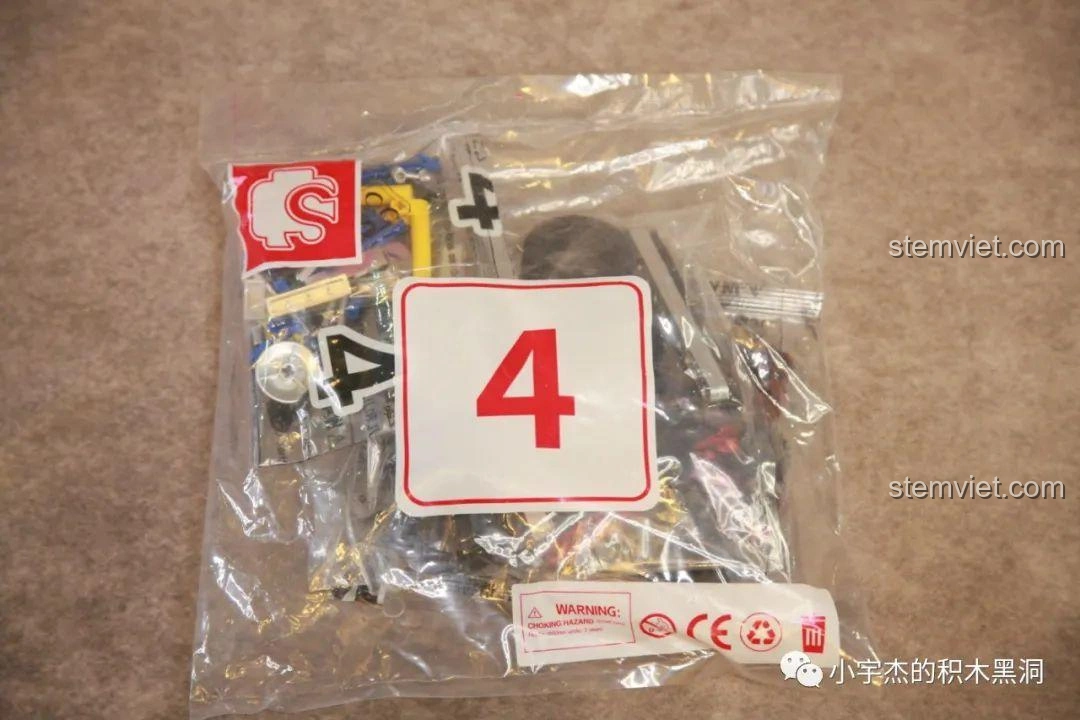 Mô hình Xe tải công trình Unimog U400 SEMBO Block 720900 đã hoàn thành, sẵn sàng cho các chức năng.