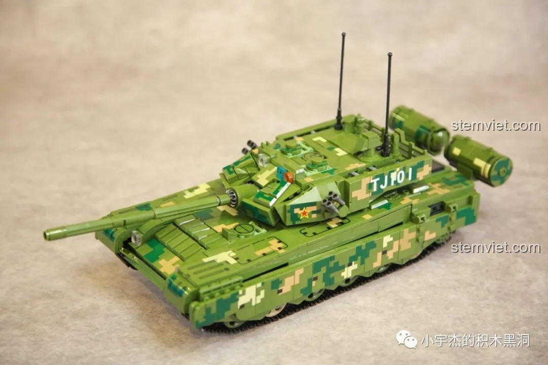 Mô hình xe tăng chủ lực 99A hoàn chỉnh với tháp pháo, nòng súng và các chi tiết rằn ri.