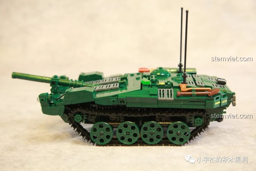 Mô hình Xe tăng S Thụy Điển M38-B1010 đã hoàn thiện với đầy đủ bánh xích, nhìn từ góc nghiêng bên hông.