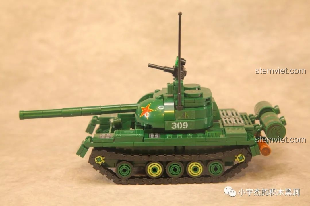 Mô hình xe tăng hạng trung Type 59 SEMBO 203105 đã hoàn chỉnh, góc nhìn nghiêng phía trước.