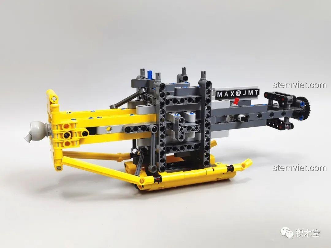 Mô hình Xe Trộn Bê Tông Tycole T4005 hoàn chỉnh, nhìn từ góc nghiêng, rất ấn tượng và chi tiết.