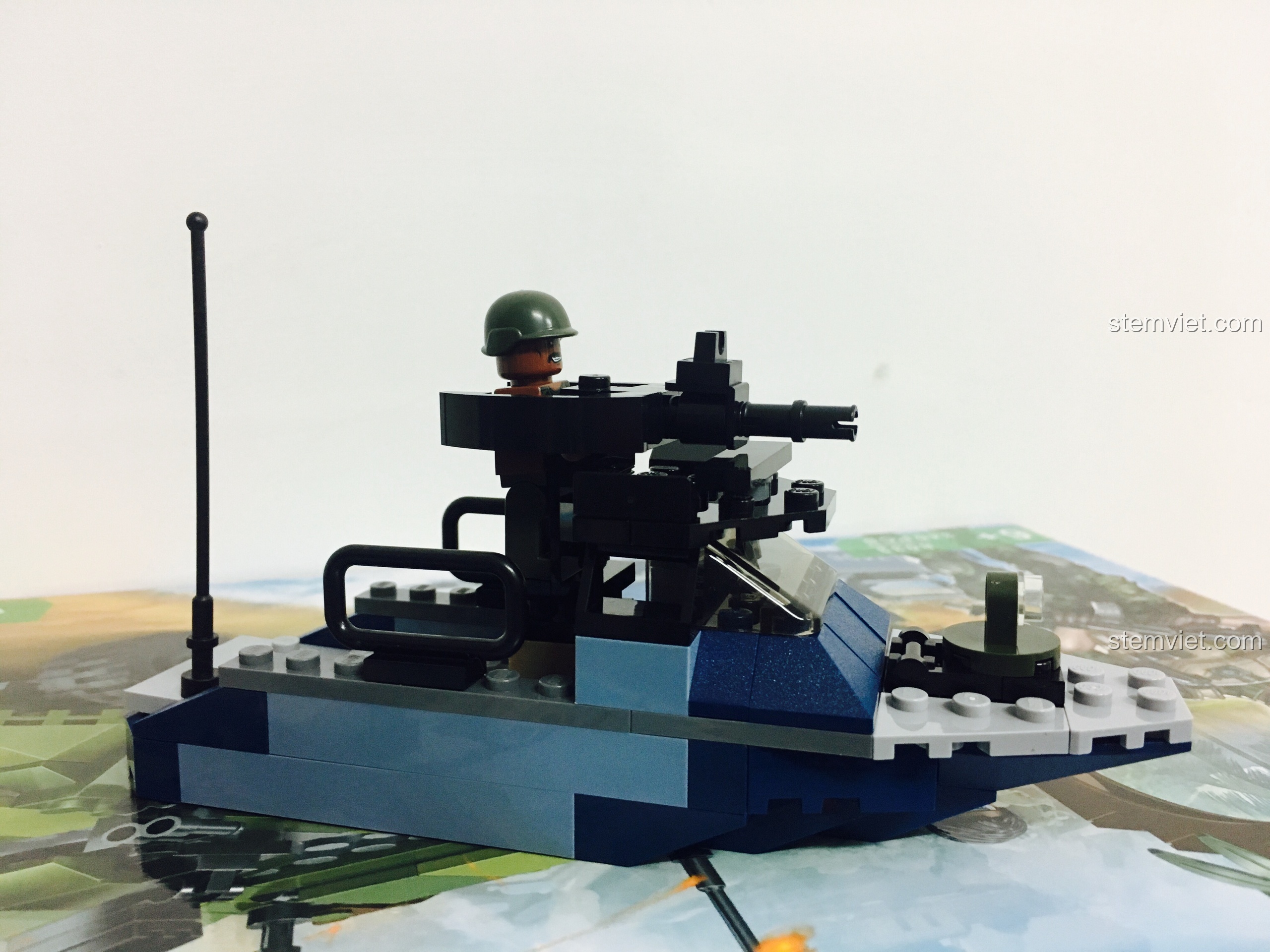 Mô hình xuồng cao tốc đã lắp ráp hoàn chỉnh từ bộ GUDI 8033, một phần của bộ sưu tập Chiến Dịch Săn Hổ.