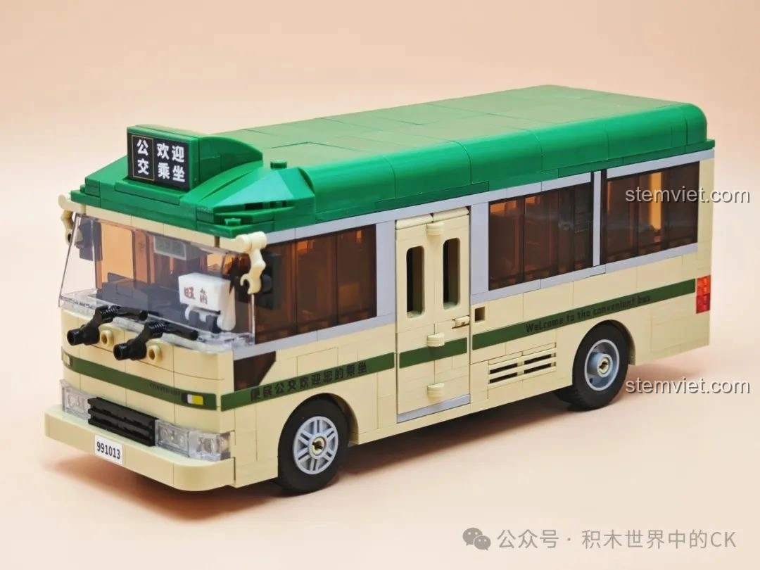 Mô hình ZheGao 991013 Xe Buýt Cổ Điển Hồng Kông đã hoàn thành, nhìn từ góc 3/4 phía trước, màu xanh lá và kem nổi bật.