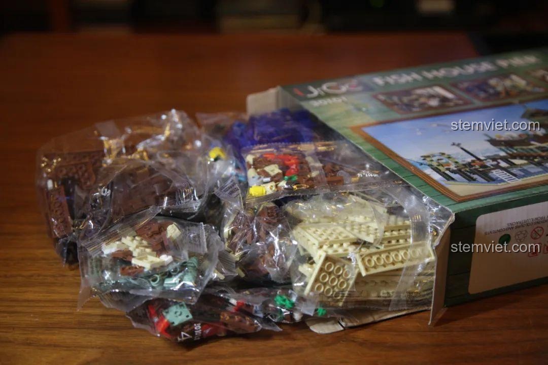 Bên trong hộp Bến Tàu Làng Chài 30101 là các túi mảnh ghép được xếp đầy, không có hộp con.