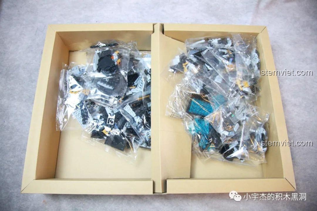 Bên trong hộp đồ chơi lắp ghép Khủng long máy có đèn Panlos Brick, các chi tiết được đóng gói cẩn thận.