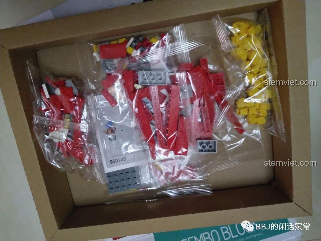 Bên trong hộp Sembo 601058 là các túi nhựa chứa mảnh ghép được phân loại, đảm bảo không thất lạc chi tiết.