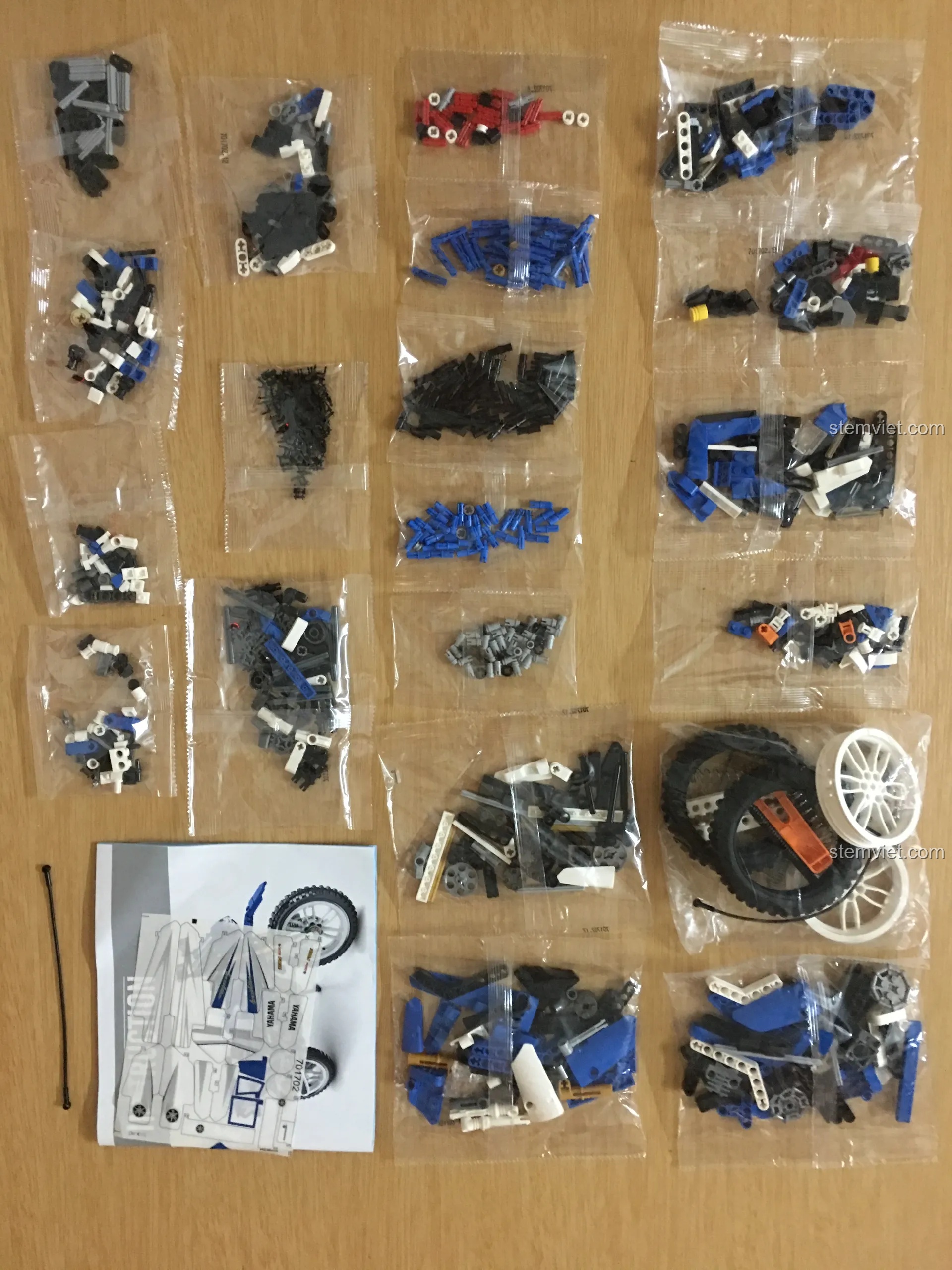 Bên trong hộp là 20 túi chi tiết nhựa, sách hướng dẫn và decal của bộ đồ chơi Mô tô Yamaha Technic 701702.