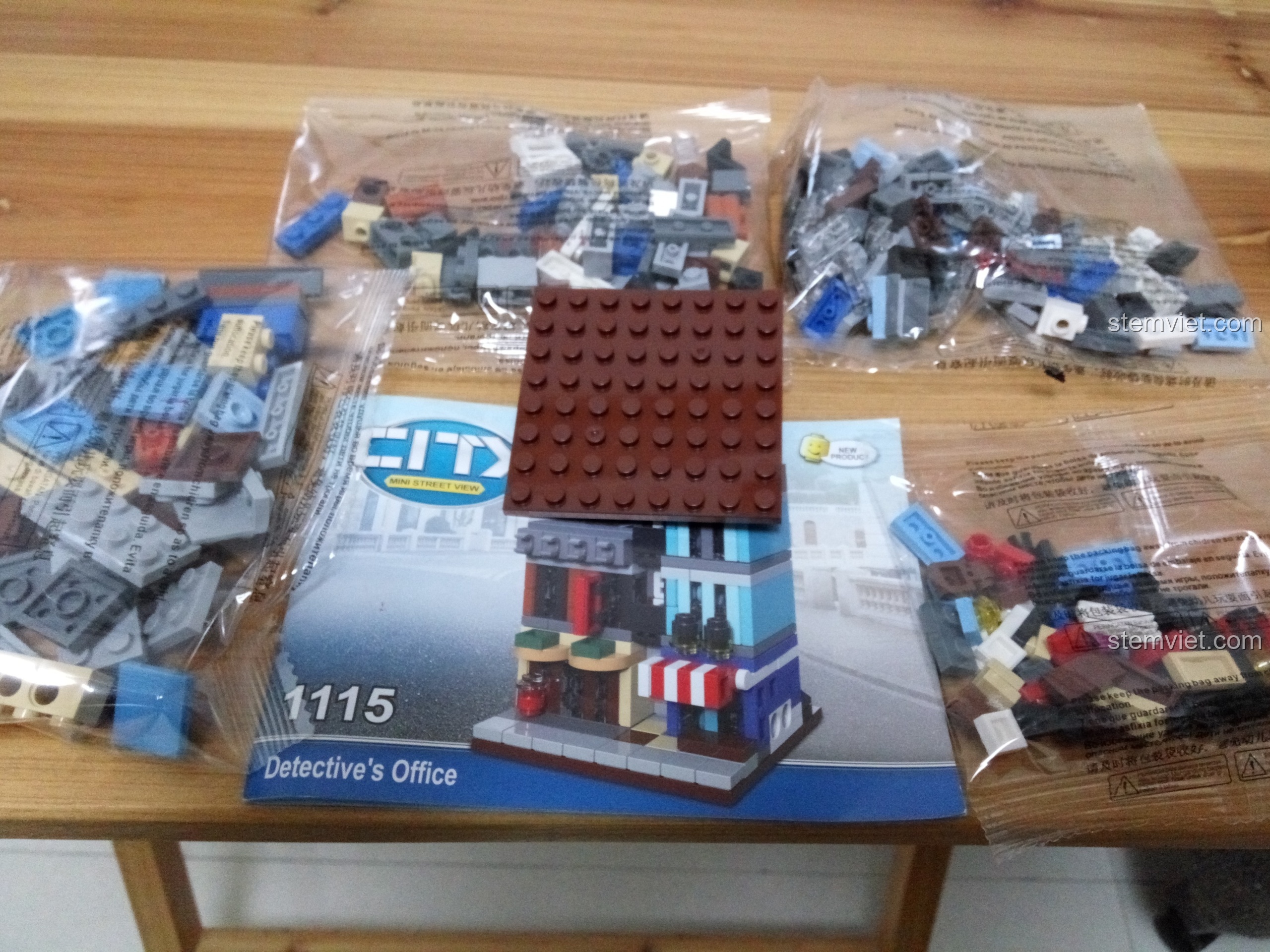 Bên trong hộp Jisi 1115 gồm 4 túi chi tiết, đế và sách hướng dẫn. Trải nghiệm Jisi 1115 Tòa nhà phố mini.