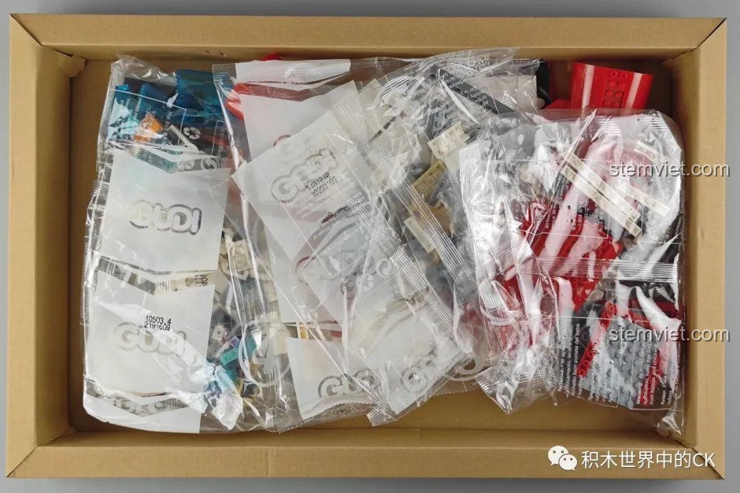 Mở hộp bộ lắp ghép Máy bay chở hàng và hành khách 10503, các túi mảnh ghép được xếp gọn gàng bên trong hộp carton.