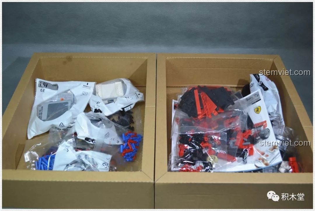 Mở hộp bộ xếp hình Xe đua điều khiển từ xa 701000, các chi tiết được bảo vệ trong hai hộp carton.