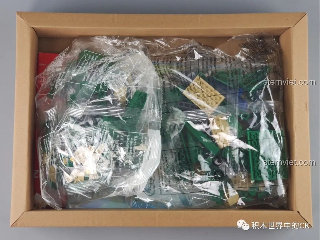 Mở hộp bộ lắp ráp GUDI 50102, các túi chi tiết nhựa được sắp xếp gọn gàng bên trong.