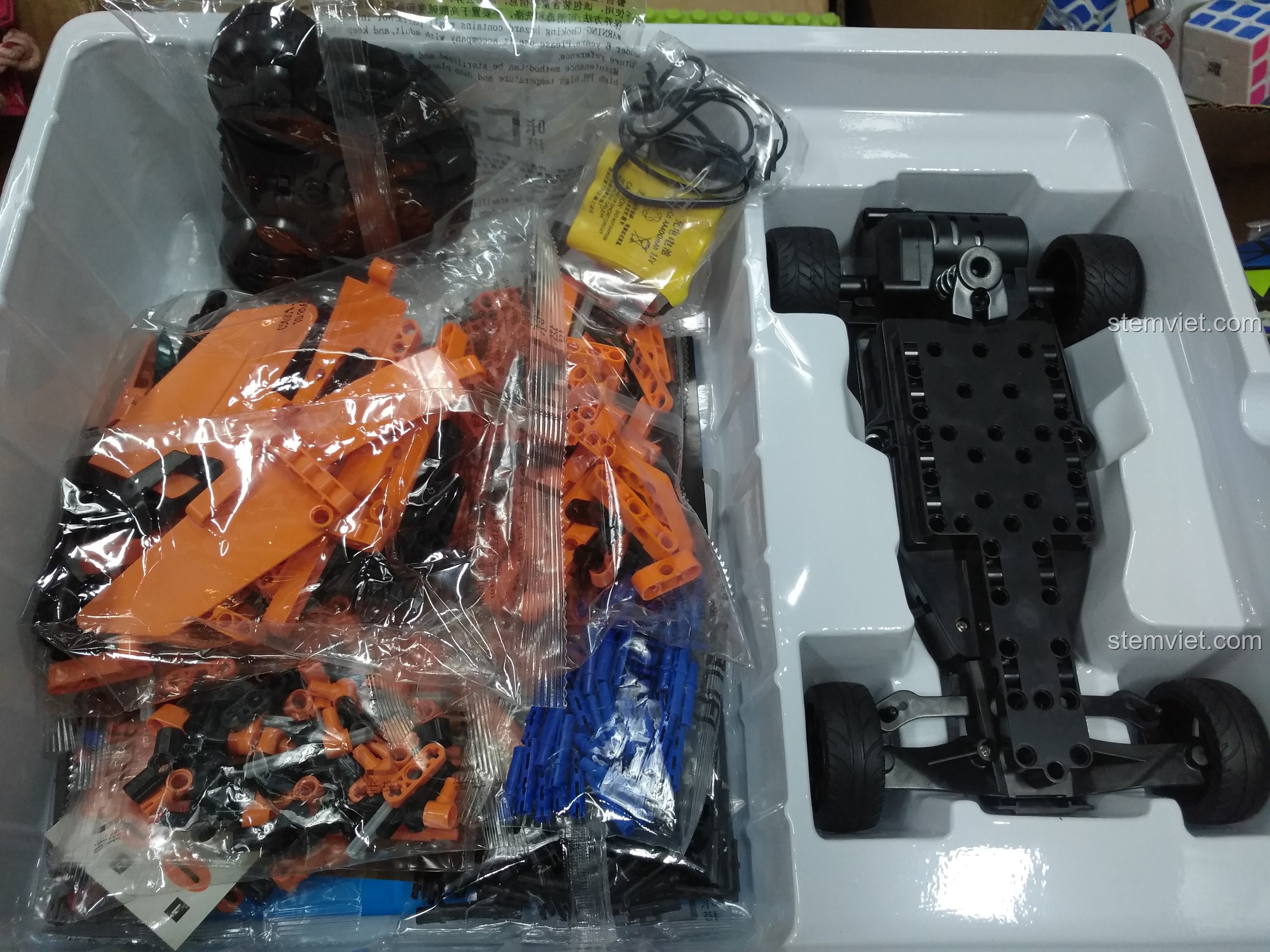 Bên trong hộp bộ đồ chơi Mô hình Porsche 918 CaDA giá rẻ, các chi tiết được sắp xếp gọn gàng, sẵn sàng để lắp ráp.