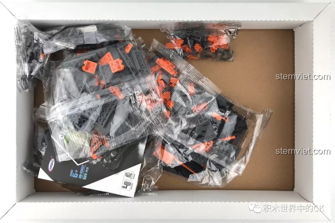 Bên trong hộp bộ lắp ráp Xe tải địa hạng nặng XB03027 với các túi chi tiết và sách hướng dẫn.