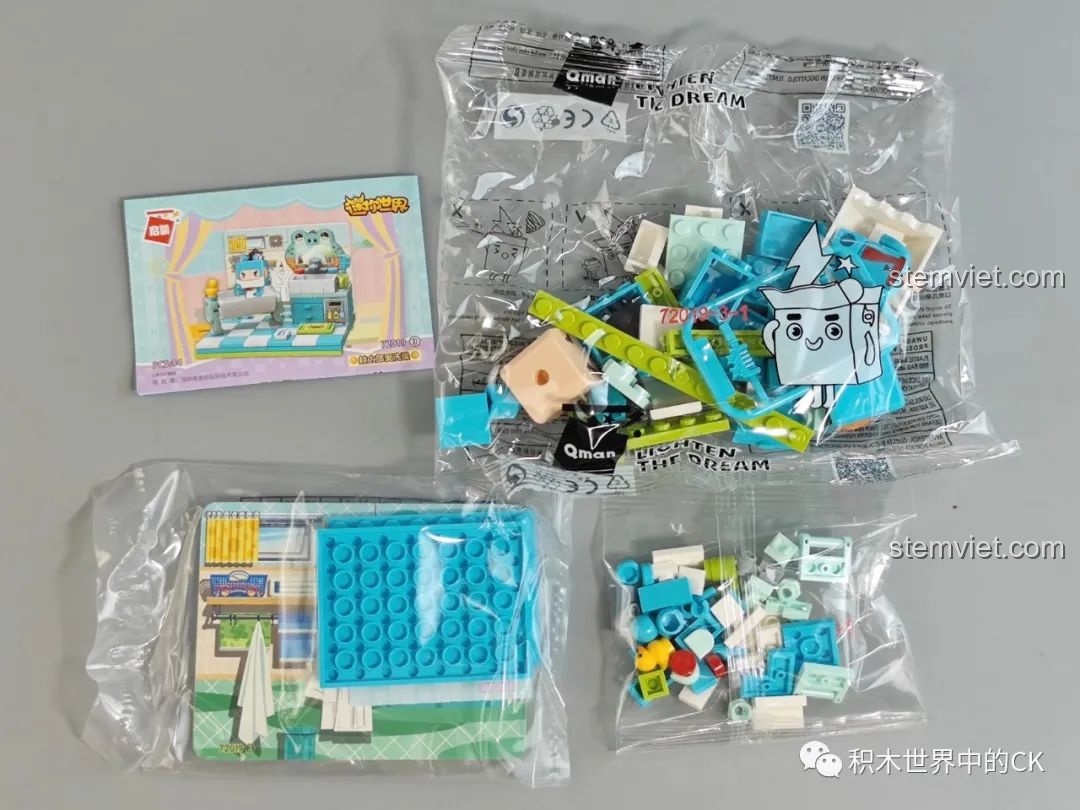 Bên trong một hộp mù Keeppley 72019, gồm các túi chi tiết và sách hướng dẫn lắp ráp.