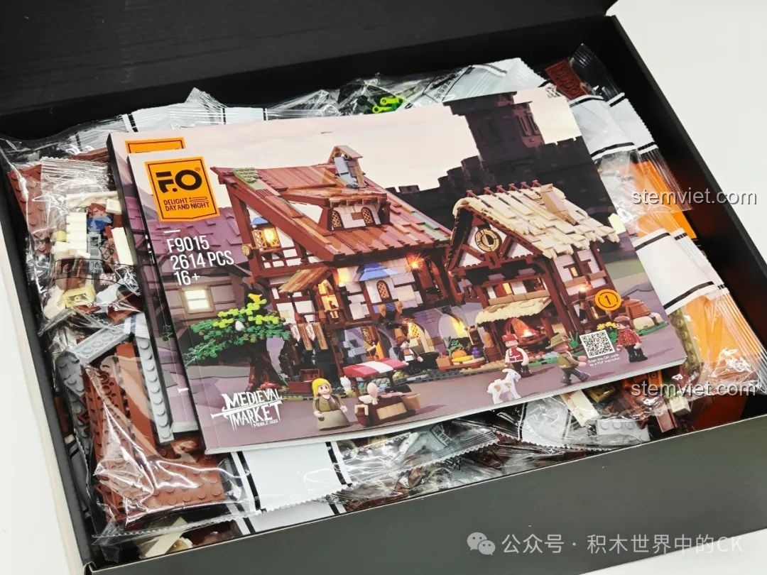 Bên trong hộp đồ chơi xây dựng Thị trấn Trung cổ FunWhole F9015 là các túi mảnh ghép và sách hướng dẫn lắp ráp dày dặn.